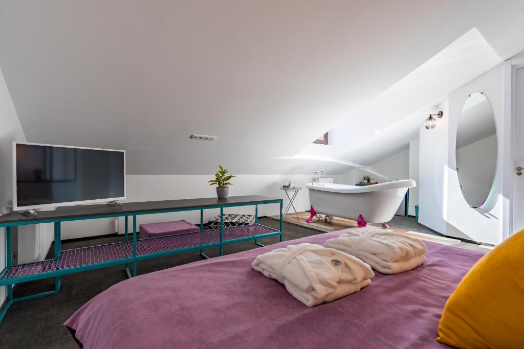 Postel nebo postele na pokoji v ubytování Redrum Tbilisi Boutique Hotel