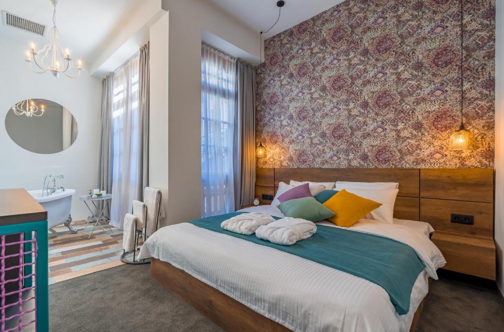 Postel nebo postele na pokoji v ubytování Redrum Tbilisi Boutique Hotel