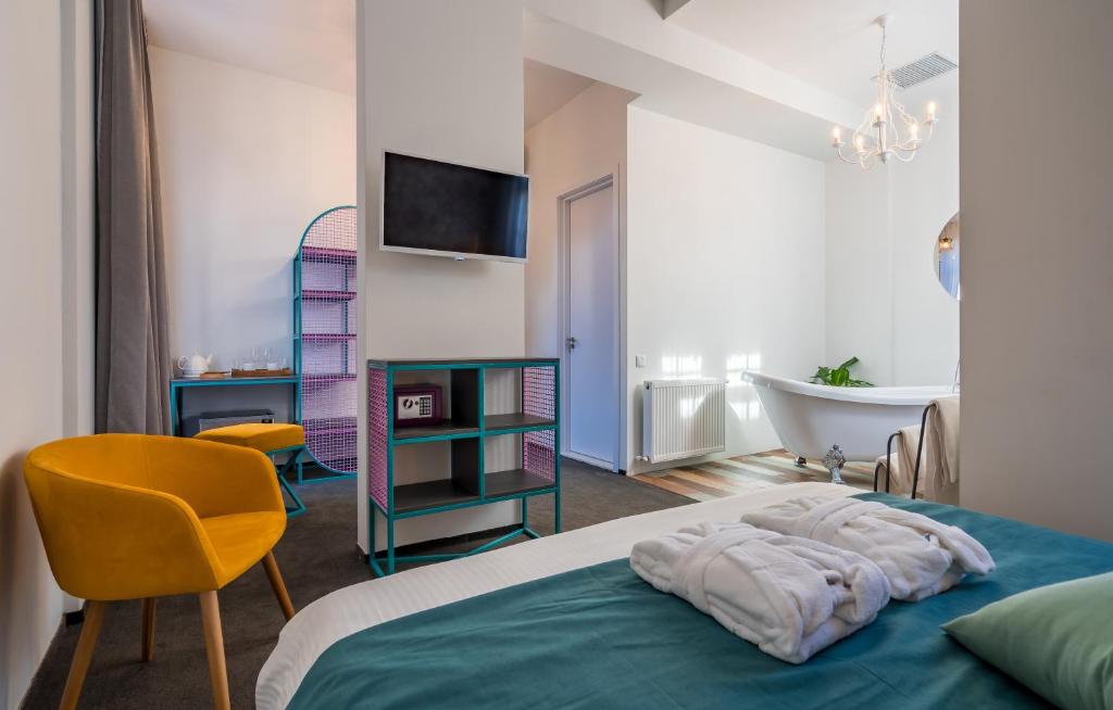 Postel nebo postele na pokoji v ubytování Redrum Tbilisi Boutique Hotel