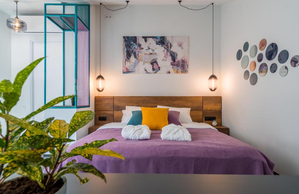 Postel nebo postele na pokoji v ubytování Redrum Tbilisi Boutique Hotel