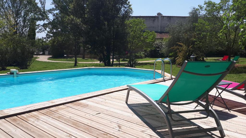 um deque com uma cadeira e uma piscina em gite dentelles em Loriol-du-Comtat