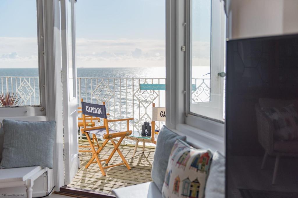 um quarto com uma varanda com vista para o oceano em Seagulls by Bloom Stays em Folkestone