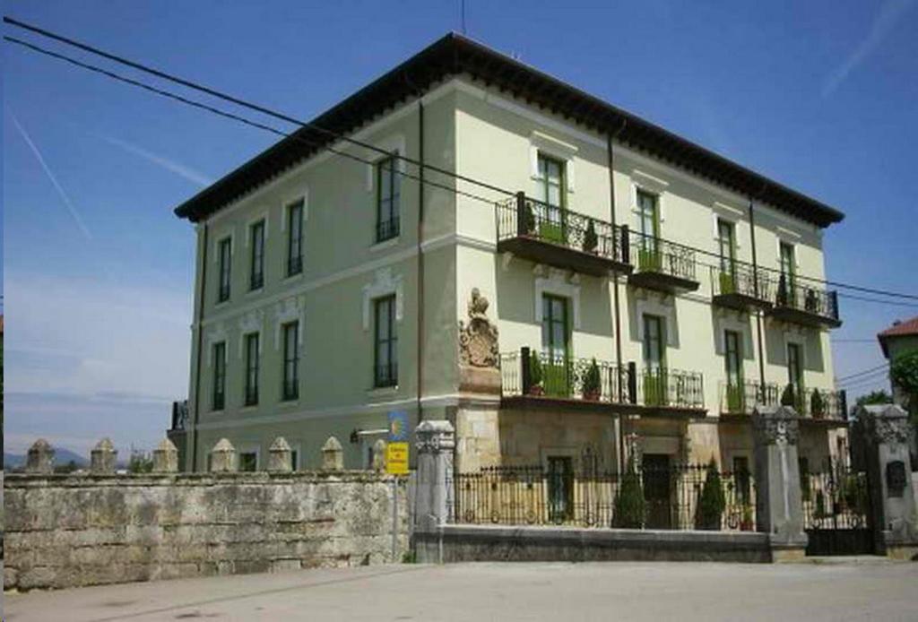 duży budynek z balkonami po jego stronie w obiekcie Posada Casa de Valle w mieście Colindres