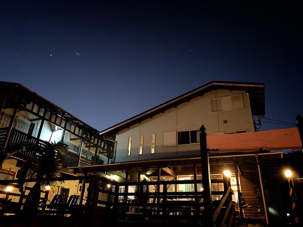 龍鄉町的住宿－hanon～波音～，一座建筑在晚上,前面有灯