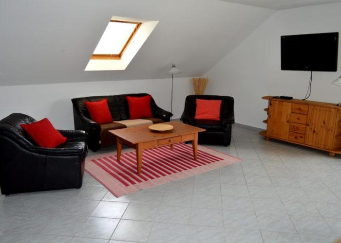 ein Wohnzimmer mit Sofas und einem Couchtisch in der Unterkunft Ferienwohnung Charlott im Riesengebirge in Dolní Lánov