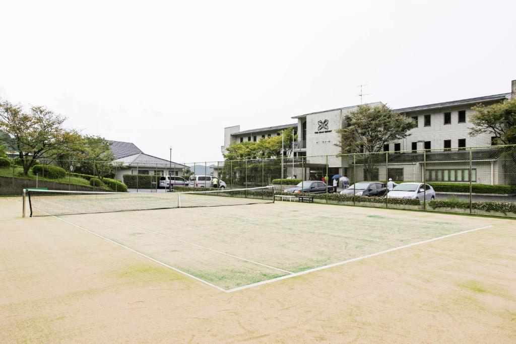 Tenis a/nebo squash v ubytování The Gran Resort Mikatagoko nebo okolí