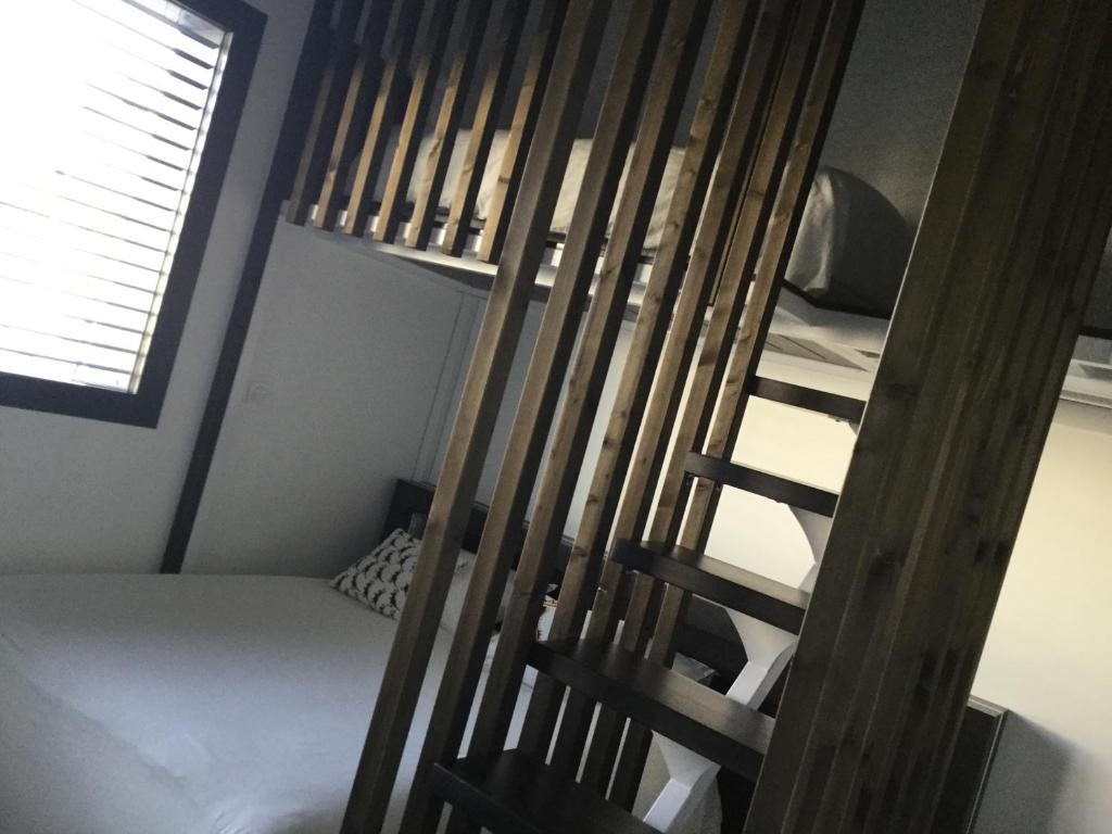 Een bed of bedden in een kamer bij Le B Complexe H&ocirc;tel