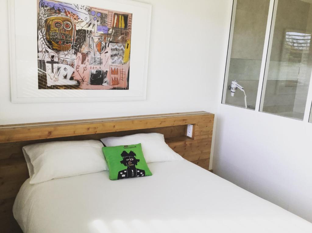 Postel nebo postele na pokoji v ubytování Le B Complexe Hôtel