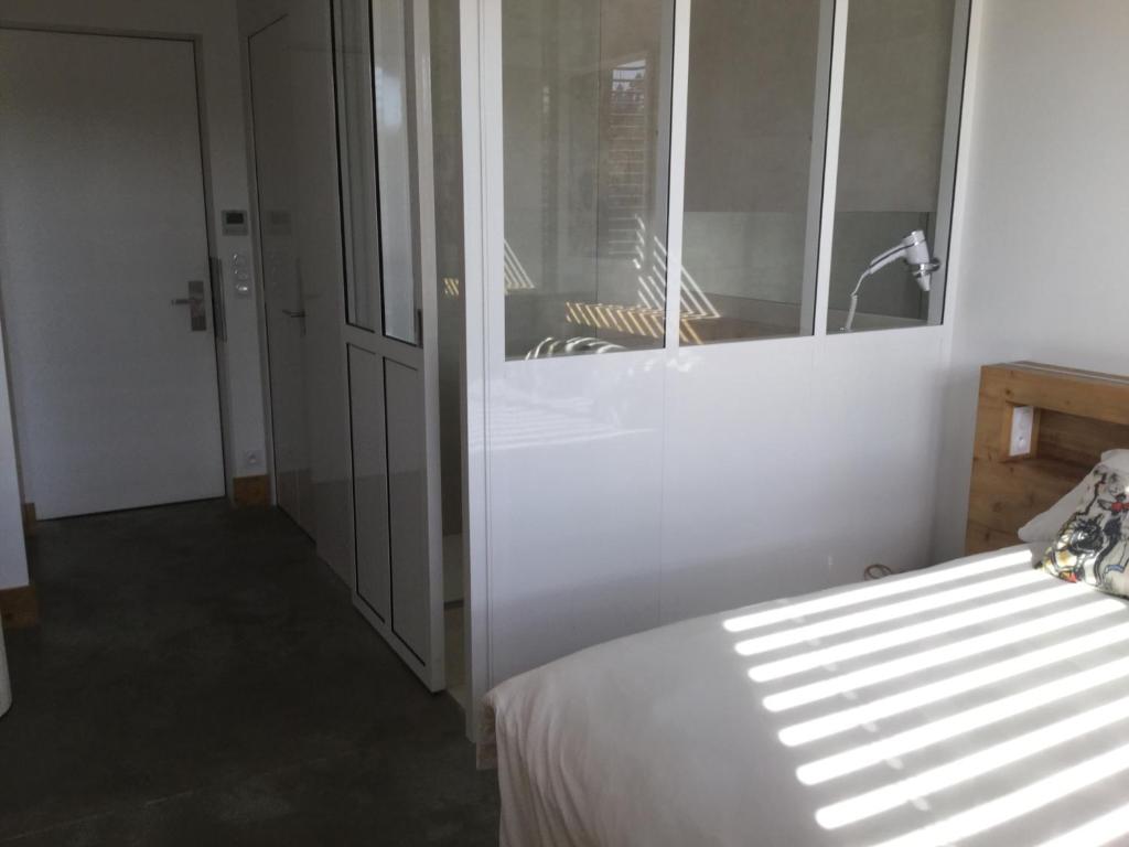 Postel nebo postele na pokoji v ubytování Le B Complexe Hôtel