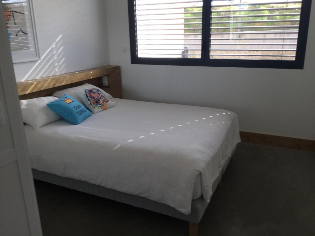 Postel nebo postele na pokoji v ubytování Le B Complexe Hôtel