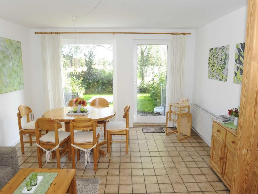 a kitchen and dining room with a table and chairs at La Casa Ferienwohnung Seeadler in Steinberg