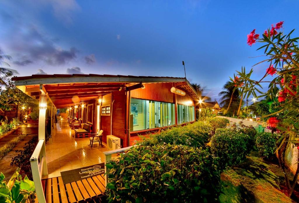 Casa de madera con porche y terraza en Pousada Lenda das Águas, en Fernando de Noronha