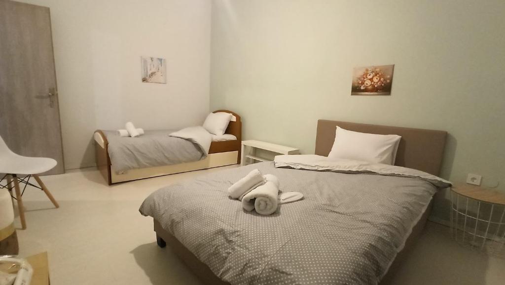 Postel nebo postele na pokoji v ubytování Deppy's Apartments