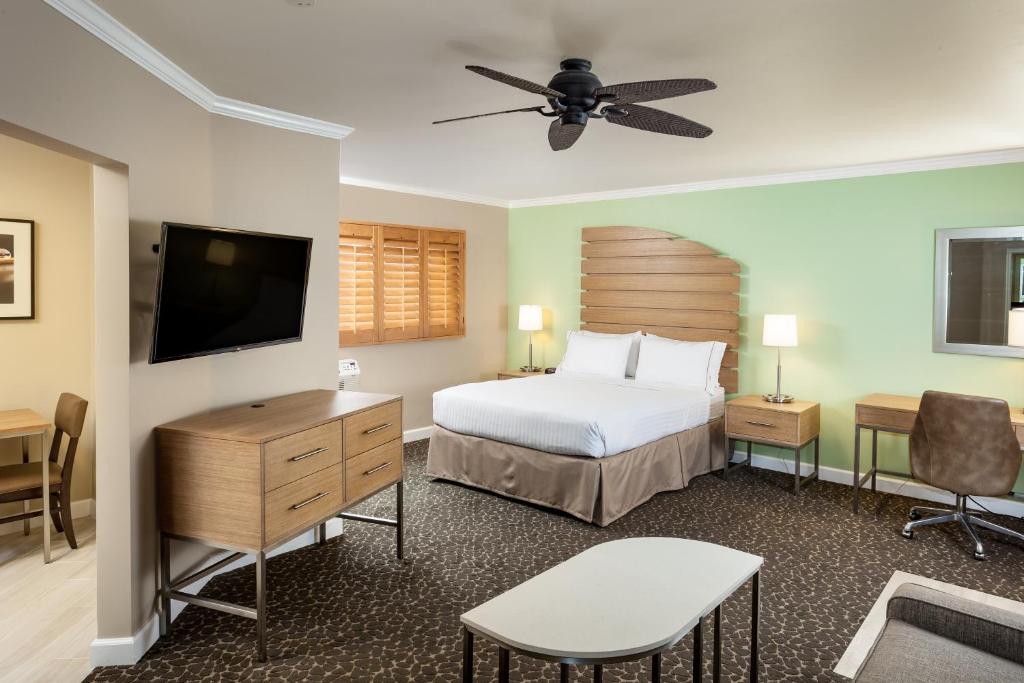 Holiday Inn Express and Suites La Jolla - Windansea Beach, and IHG Hotel photo