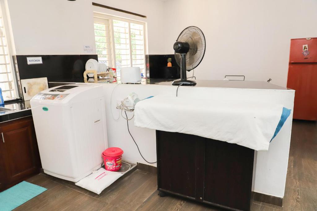 HOSTEL KATUNAYAKE At COLOMBO AIRPORT TRANSITにあるキッチンまたは簡易キッチン