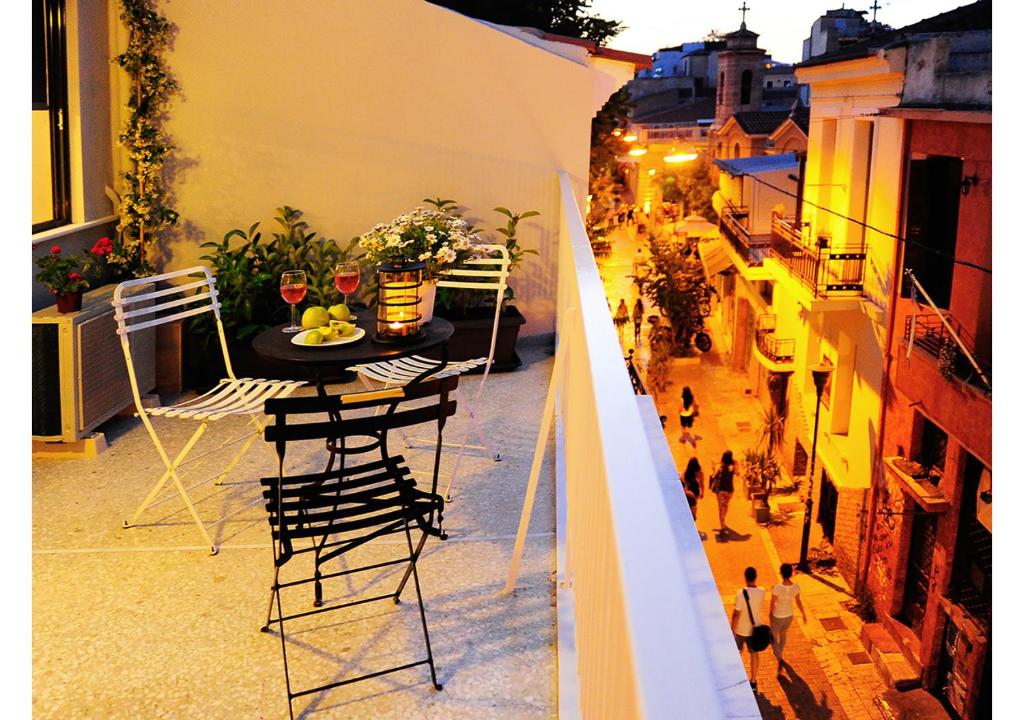 balkon ze stołem i krzesłami w obiekcie Live in Athens, PSYRRI Central Apartments w Atenach