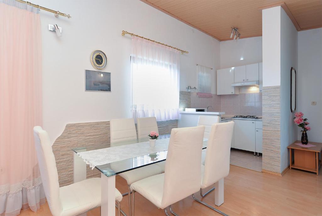 Kuchyňa alebo kuchynka v ubytovaní Apartments Peroj 959