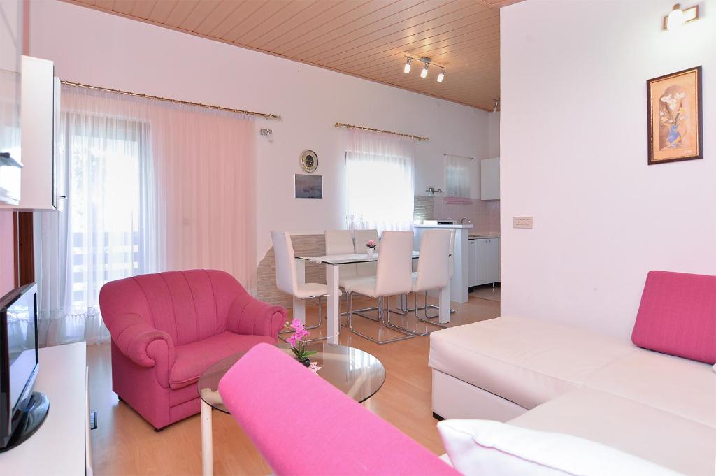 Kuchyňa alebo kuchynka v ubytovaní Apartments Peroj 959