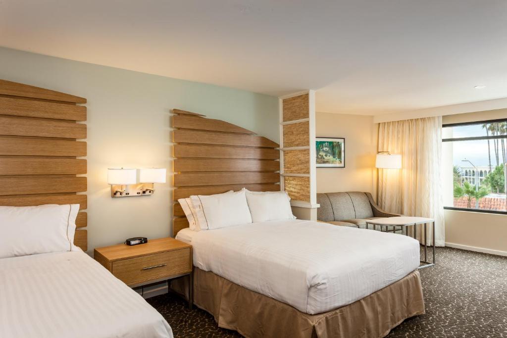 Holiday Inn Express and Suites La Jolla - Windansea Beach و IHG Hotel, آژانس هواپیمایی آسمان سپید