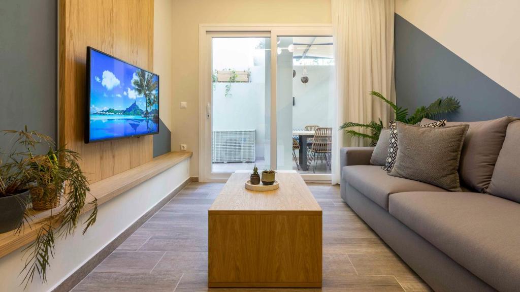 uma sala de estar com um sofá e uma televisão em “Champions” Apartment in N. Kosmos neighbourhood em Atenas