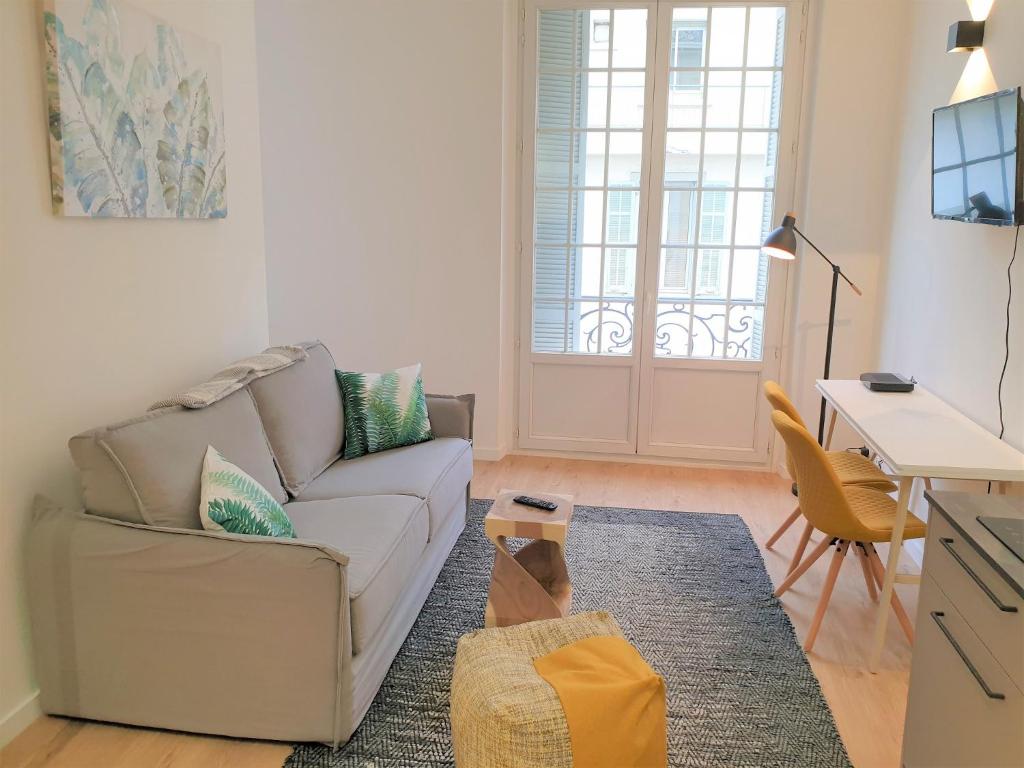 un salon avec un canapé et un bureau dans l'établissement HYPERCENTRE/LAMARTINE APPART 309, à Nice