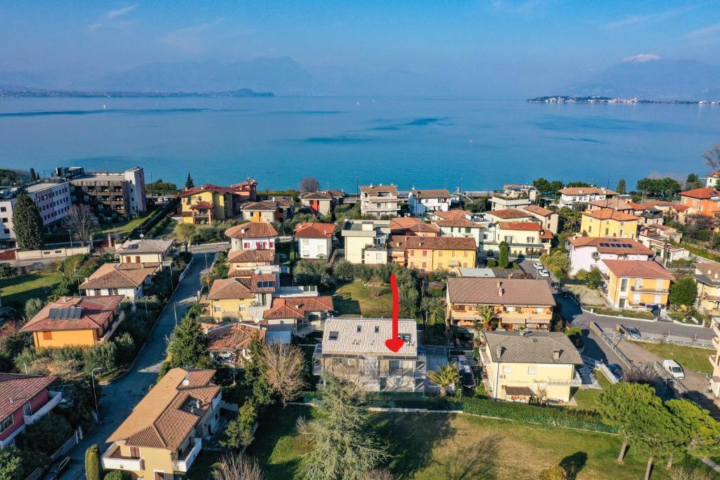 uma vista aérea de uma cidade com casas e água em Rio Beach Apartment em Desenzano del Garda