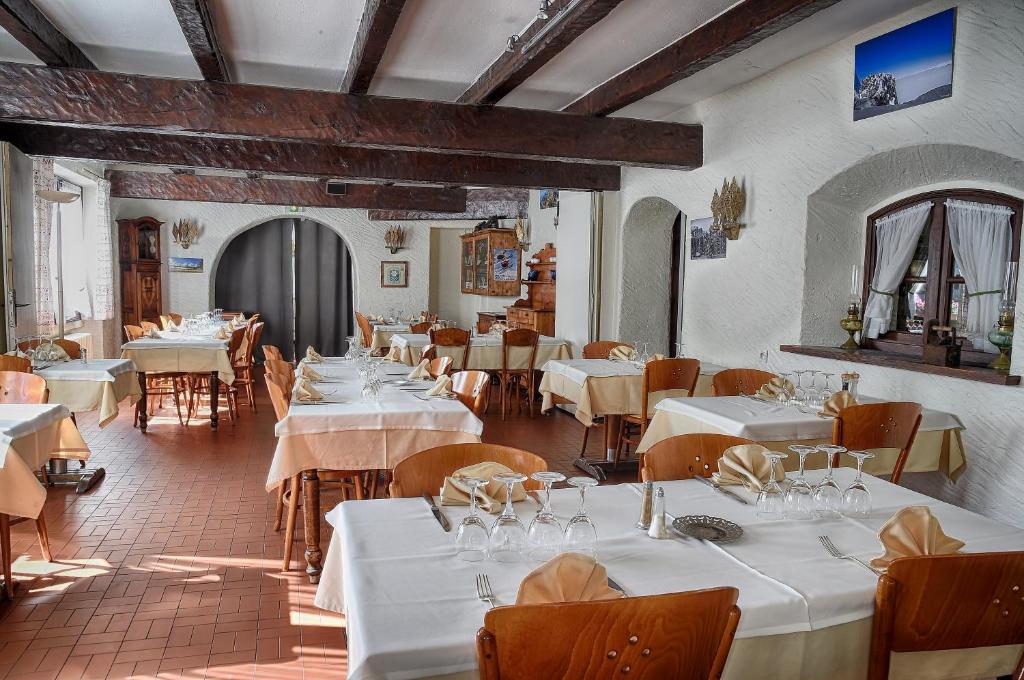 Restaurace v ubytování Logis Hôtel - Le Col de l'Arc