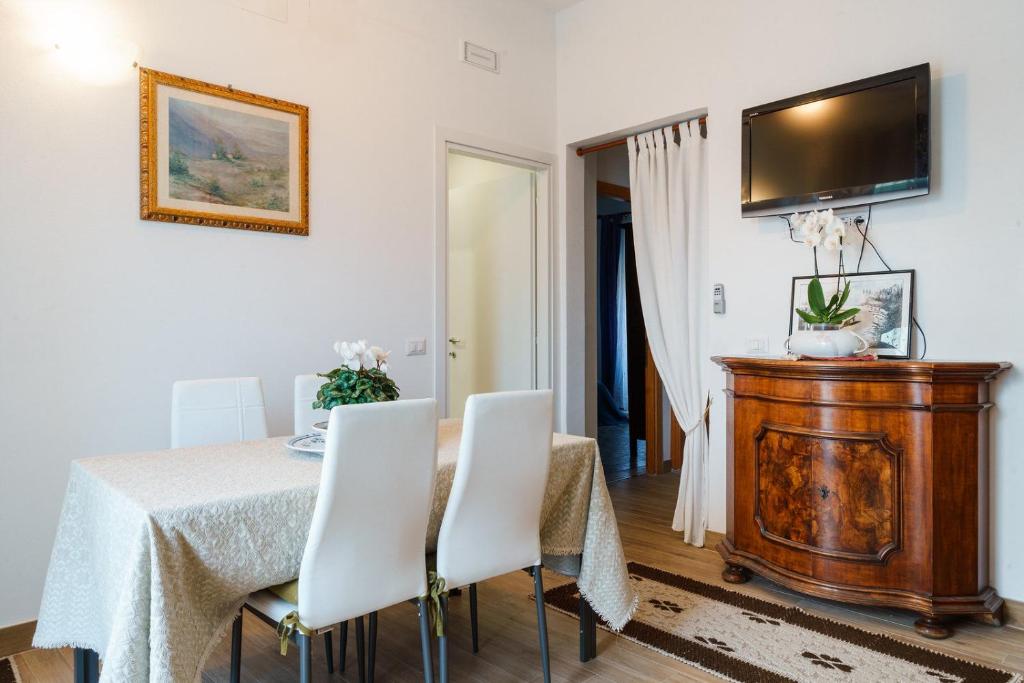 TV a/nebo společenská místnost v ubytování Holiday Home Alle Pavoncelle, indipendente con terrazzo di 60 mq