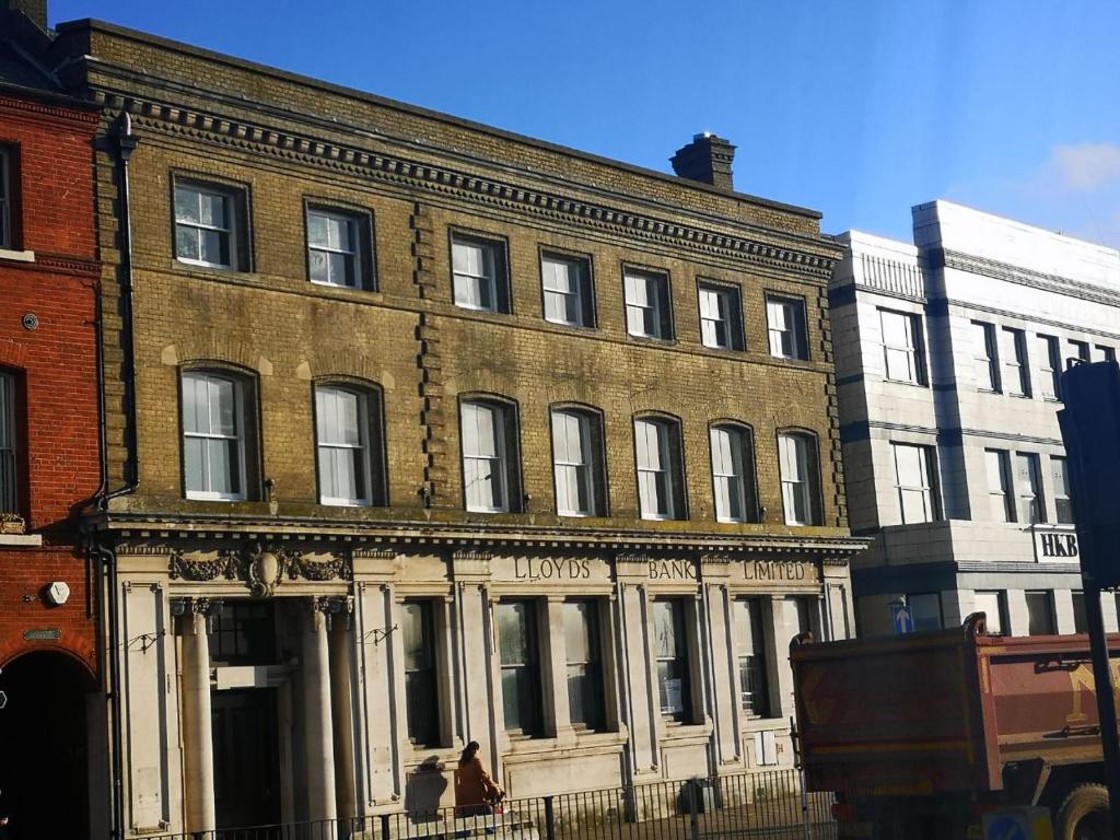 um antigo edifício de tijolos numa rua da cidade em Entire Flat With View to River Yare, H 1 em Great Yarmouth