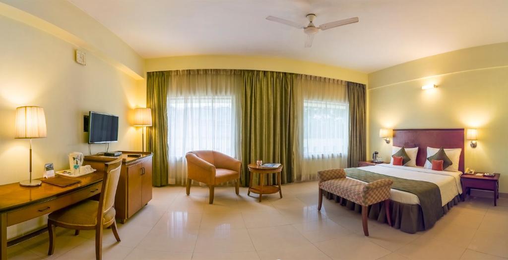 Postel nebo postele na pokoji v ubytování Peerless Hotel Durgapur