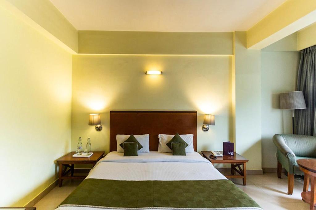 Postel nebo postele na pokoji v ubytování Peerless Hotel Durgapur