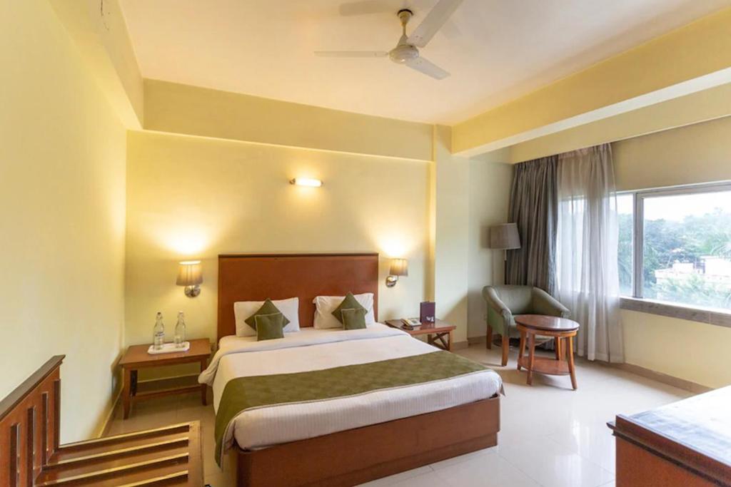 Postel nebo postele na pokoji v ubytování Peerless Hotel Durgapur