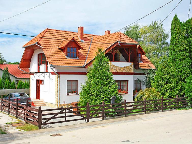 a house with a fence in front of it at Tamás Ház in Balatonőszöd