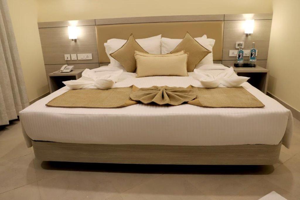 Postel nebo postele na pokoji v ubytování Peerless Hotel Durgapur