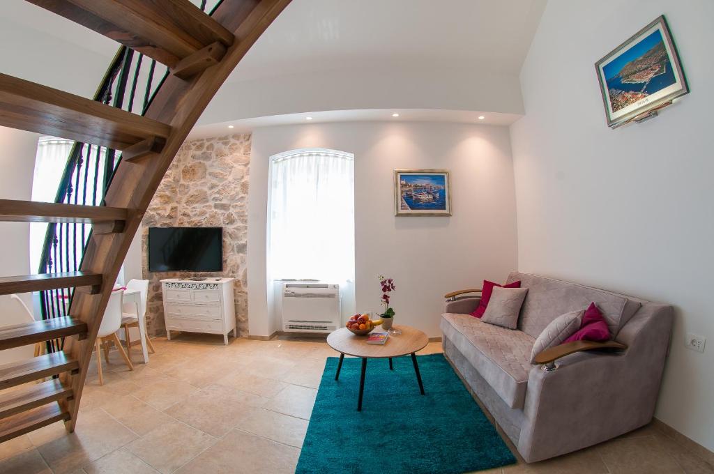 Televízia a/alebo spoločenská miestnosť v ubytovaní Bazzar Apartments