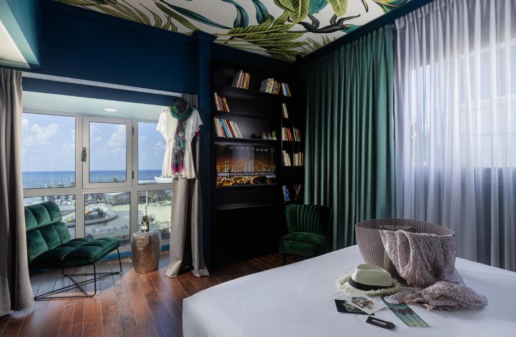 un soggiorno con tavolo e finestra di Brown Seaside a member of Brown Hotels a Tel Aviv
