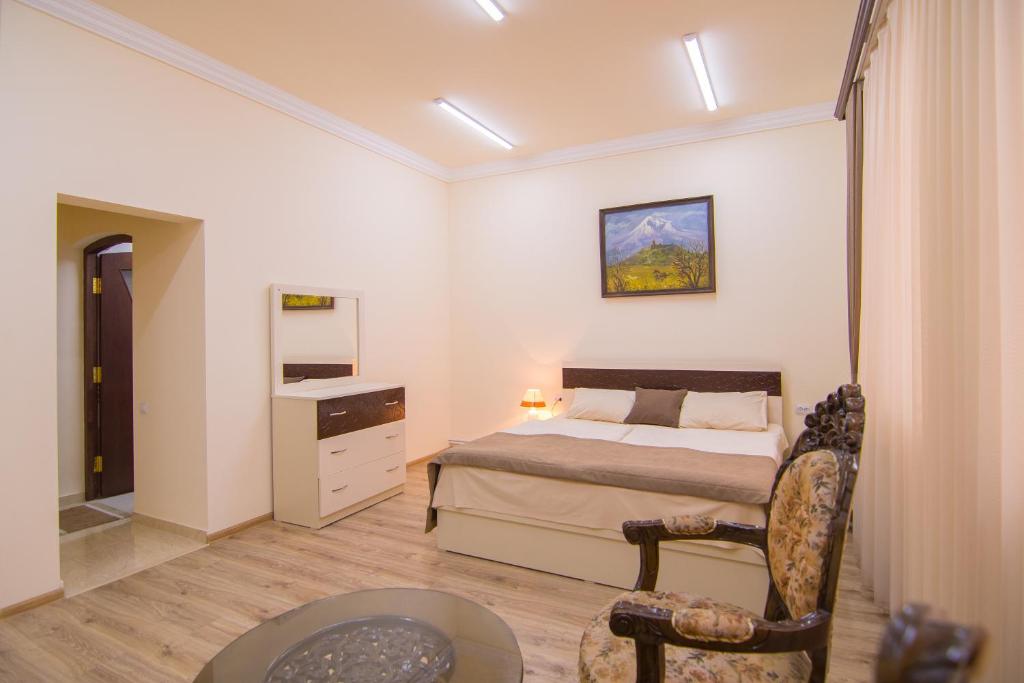 Postel nebo postele na pokoji v ubytování Tatev Hotel and Tours