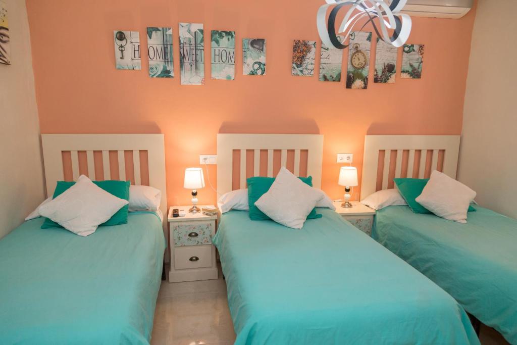 2 camas individuales en una habitación con sábanas azules en Pension Internacional, en Córdoba