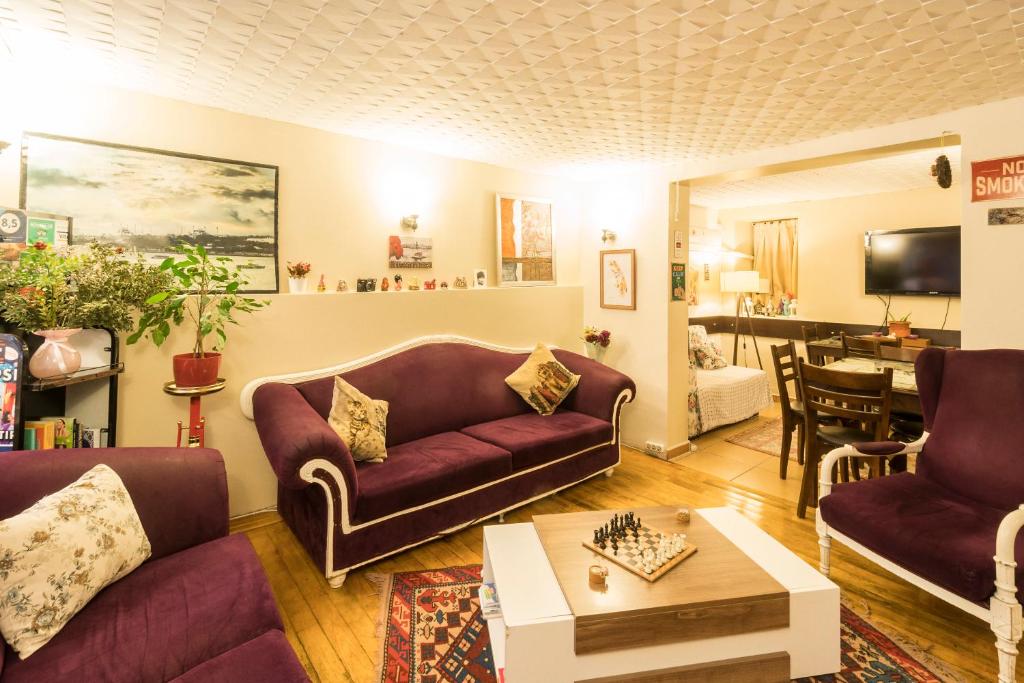 Sala de estar con 2 sofás y mesa en Levanten Hostel en Estambul