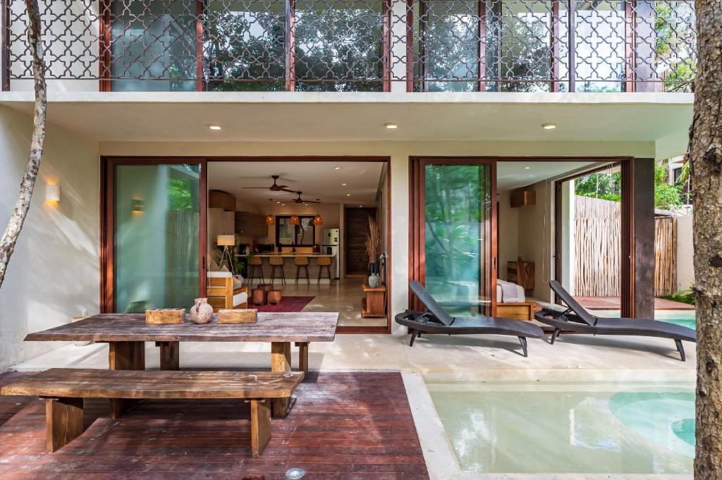 圖盧姆的住宿－Casa Wahh，户外客厅配有木桌和长凳