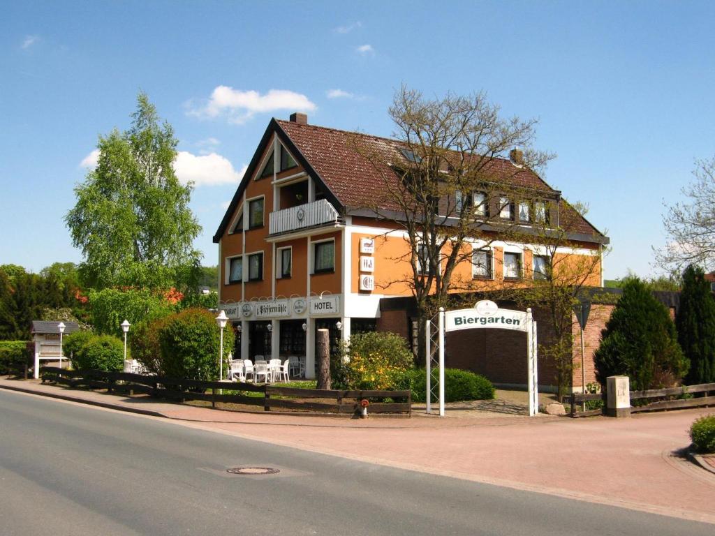 ein großes Gebäude an der Straßenseite in der Unterkunft Hotel-Garni Pfeffermühle in Emmerthal