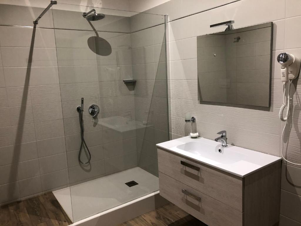 Bilik mandi di Hotel Falco D'oro