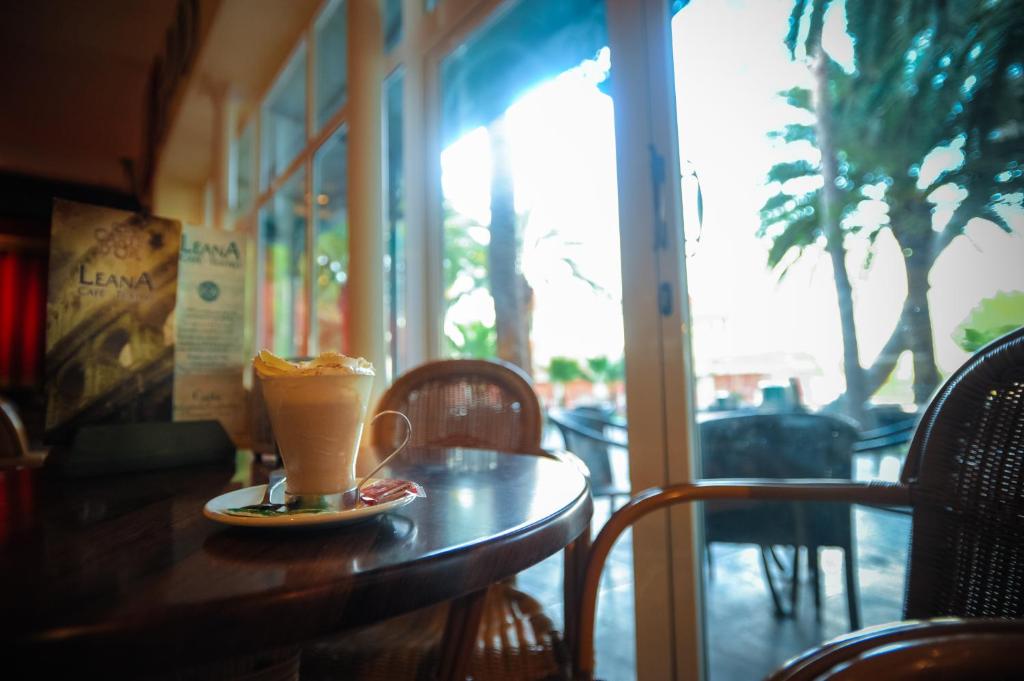 A seating area at Balneario de Leana