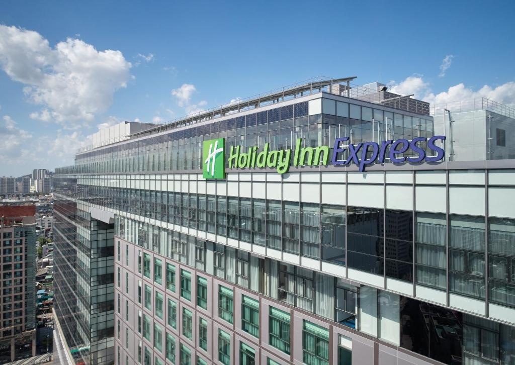 Exterior of Holiday Inn Express Seoul Hongdae