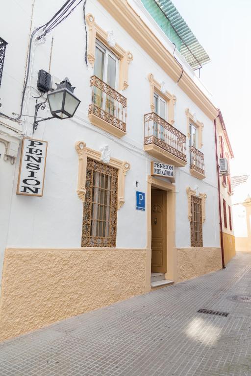 Edificio en el que se encuentra el hostal o pensión