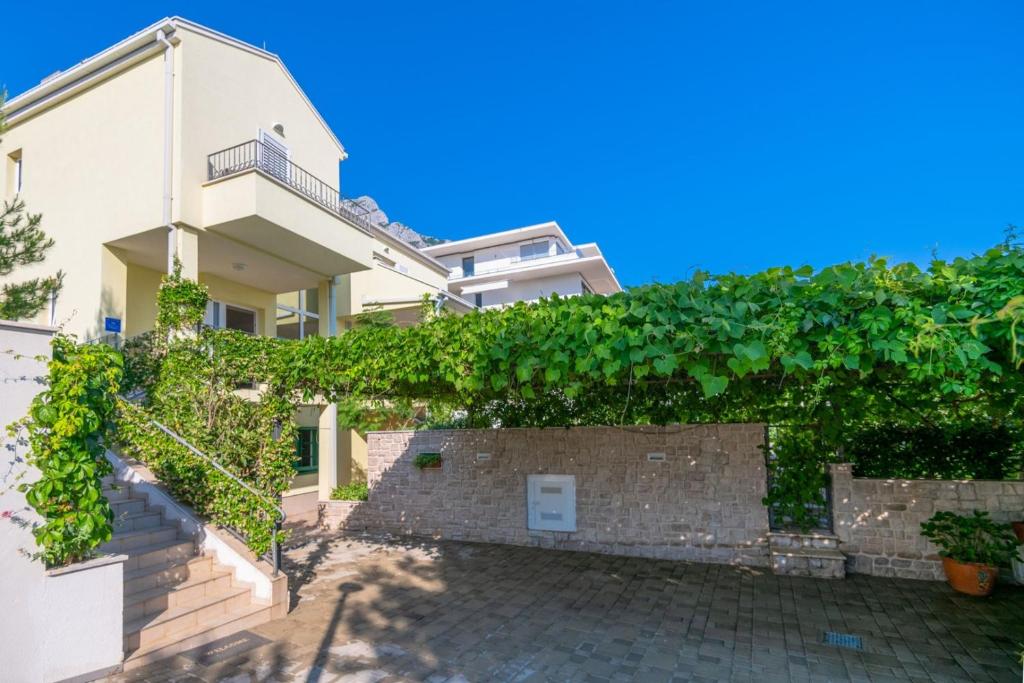 Vonkajšia záhrada v ubytovaní Holiday house Luna in Makarska with private pool