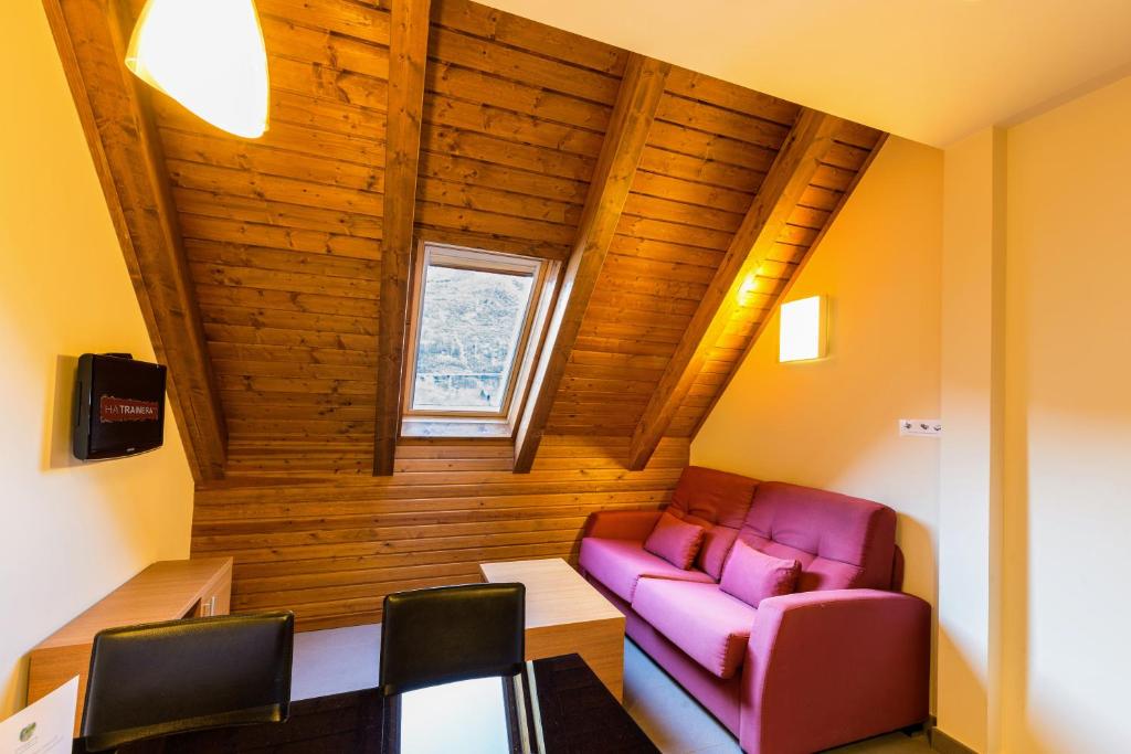 A seating area at Apartaments Trainera