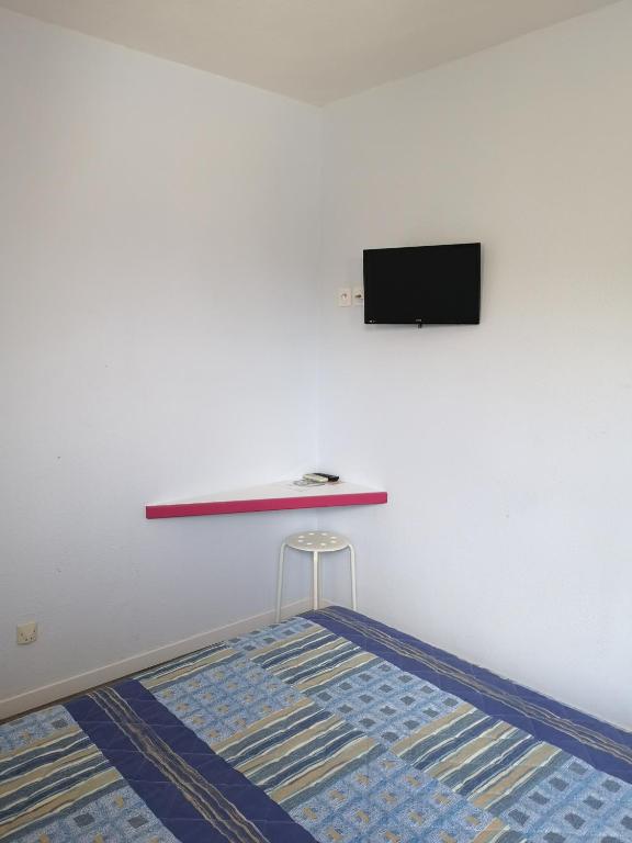 TV a/nebo společenská místnost v ubytování Hôtel Triotel