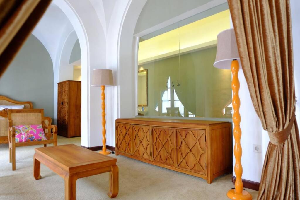 ein Wohnzimmer mit einer Kommode und einem Spiegel in der Unterkunft Exotic Chamber in Malang