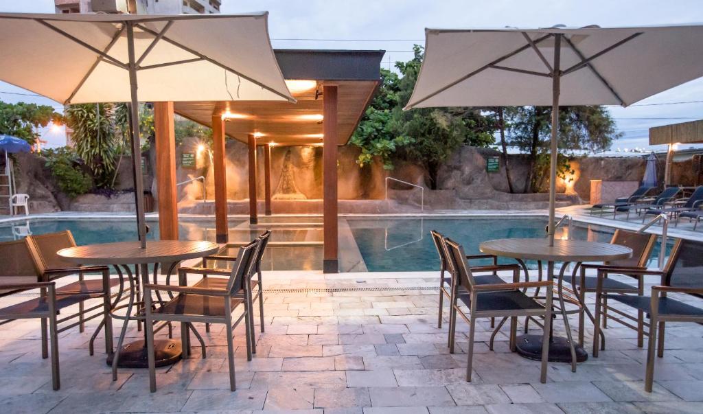 A piscina localizada em Hotel Morada do Sol ou nos arredores